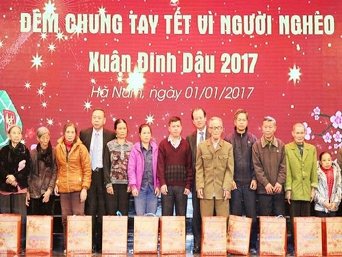 Funds raised to support poor people ahead Lunar New Year - ảnh 1
